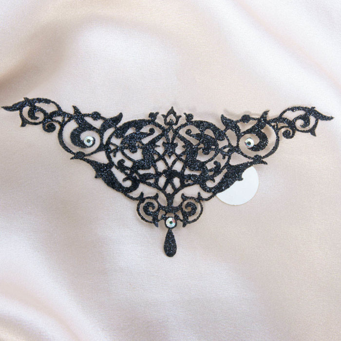 bijoux de peau alhambra motif dentelle alhambra noir fond satin