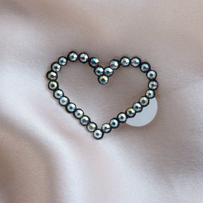 bijoux de peau amour noir fond satin