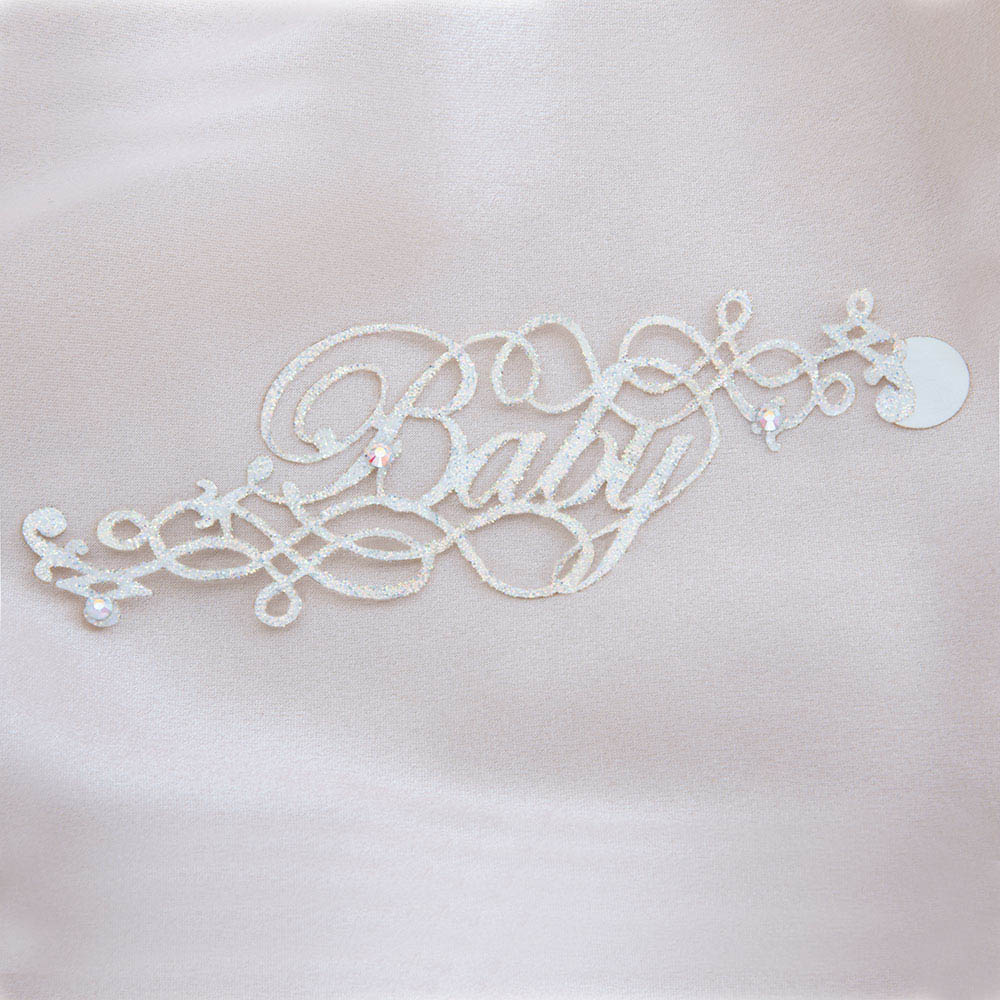 bijoux de peau baby blanc fond satin