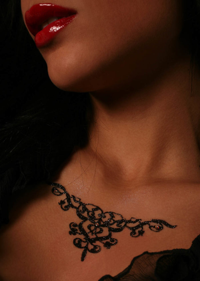 Bijoux Tattoo Autocollant Granadabijoux de peau granada noir porté