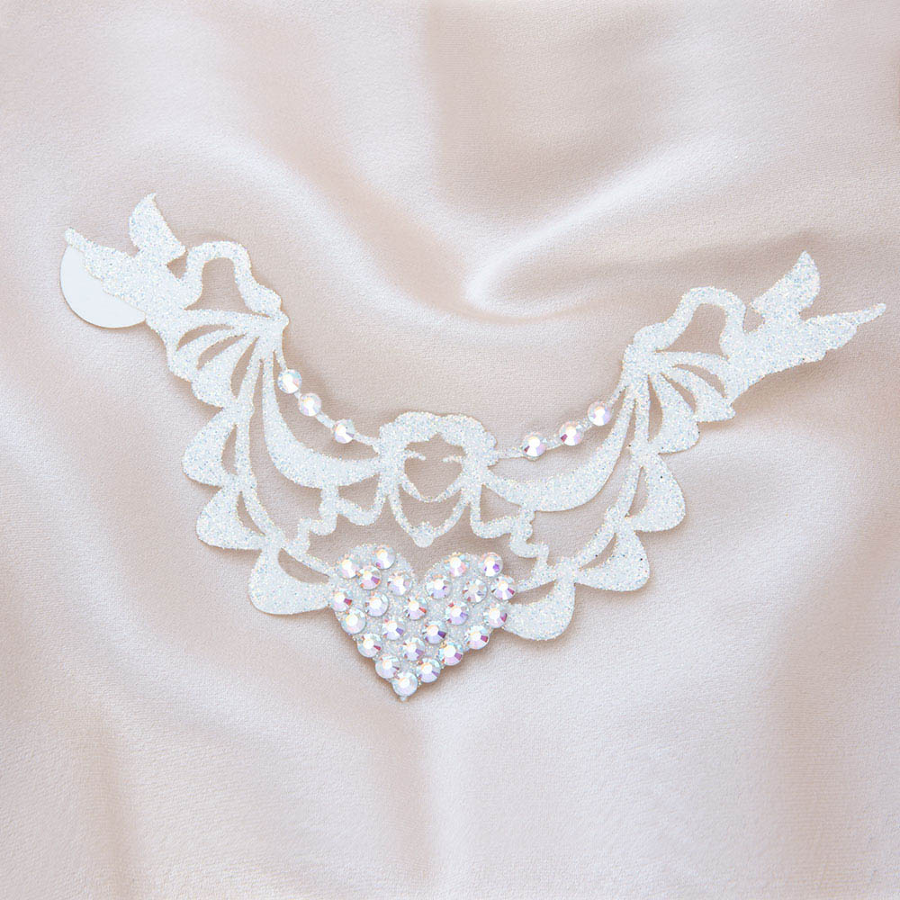 bijoux de peau marquise de pompadour blanc fond satin