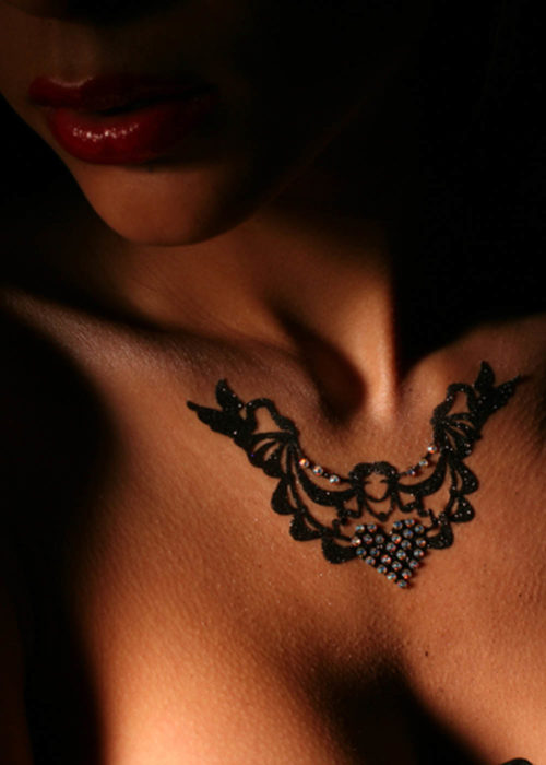 Tattoo Coeur Marquise de Pompadour noir porté