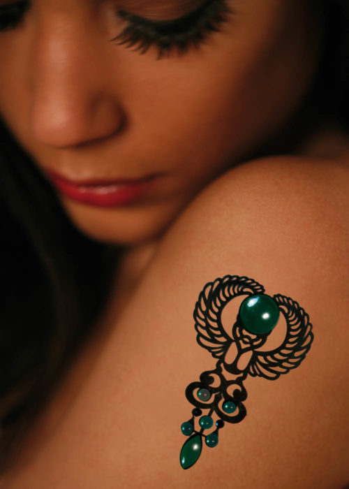 Tattoo Autocollant Scarabé Nefertiti porté